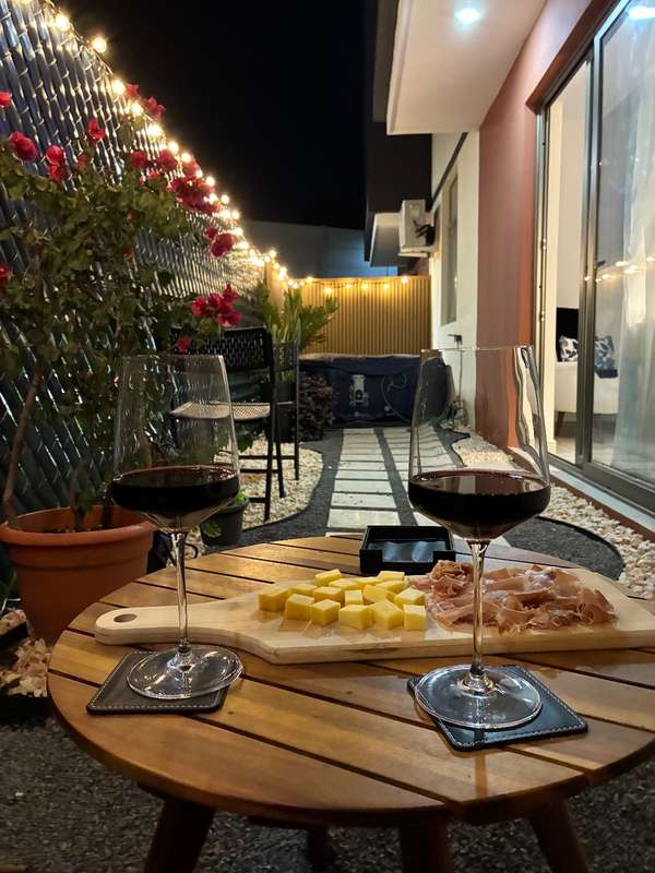 Furnished apartment and patio with Jacuzzi 