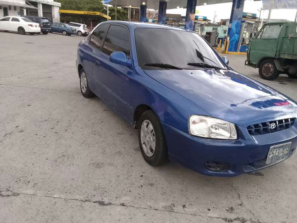 VENDO HIUNDAY ACCENT AÑO 2002 TRANSMISIÓN STANDAR  CON A/C FUNCIONANDO EN ILOPANGO   CON WHATSAPP  $2,700 NEG