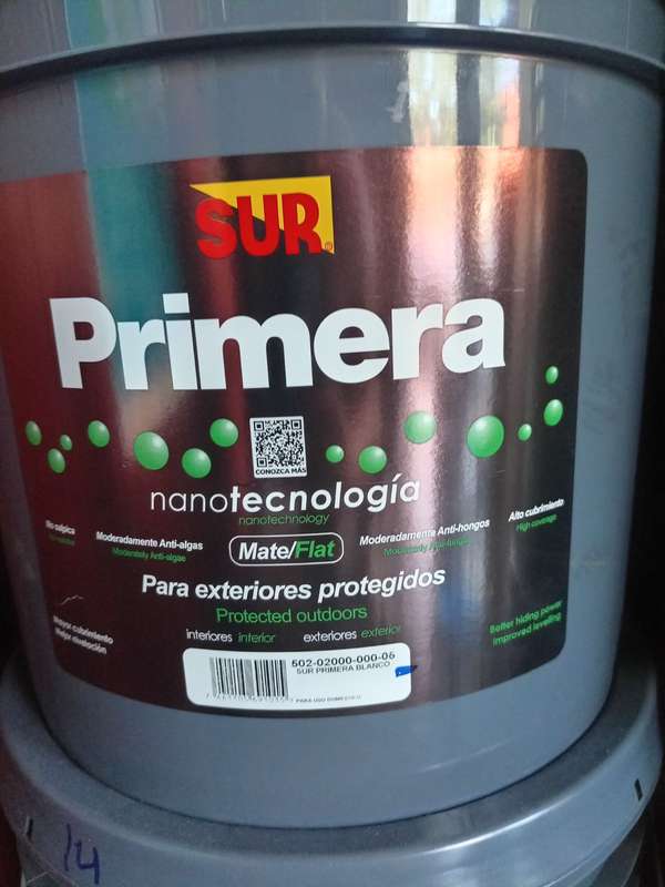 Cubeta de pintura latex