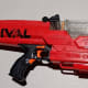 Nerf Rival MX-Vll-10k roja con capacidad para 100 pelotitas e incluyen 50