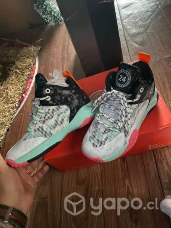 Zapatillas de basquetbol de nina Puerto Varas