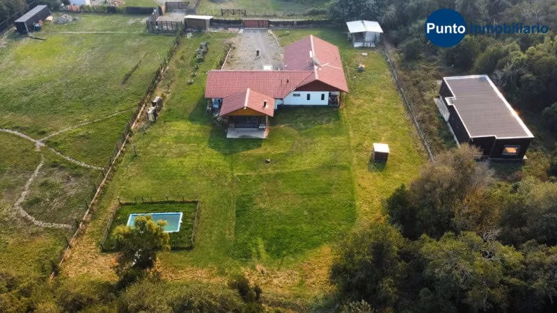 Amplia Casa en Exclusivo Condominio con Bosque Nativo