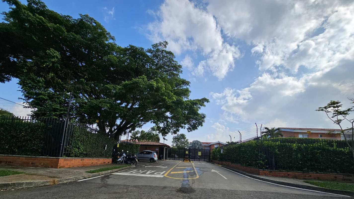 Houses in Cali For Sale PANCE CONDOMINIUM HOUSE 7 rooms, 700 m2