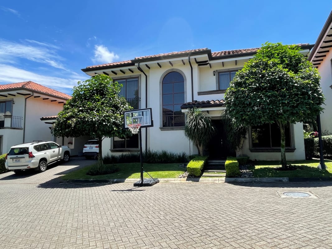 Houses in Santa Ana | For Sale | House in Gated Community Santa Ana 4  Bedrooms Costa Rica : 4 rooms, 411 m2, USD 
