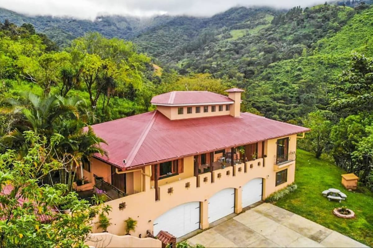 Venta de casa en Ciudad Colón Espectacular Casa con terreno