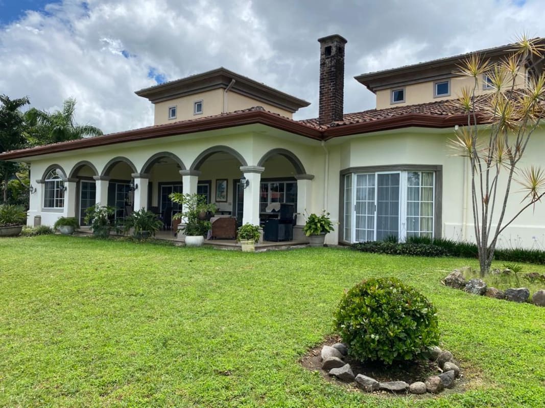 Venta casa La Caraña, Santa Ana. 4 Dormitorios, 3 baños, 10 parqueos