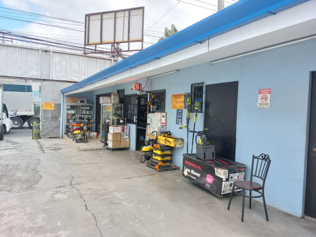 Venta. La Uruca. Parqueo publico y locales