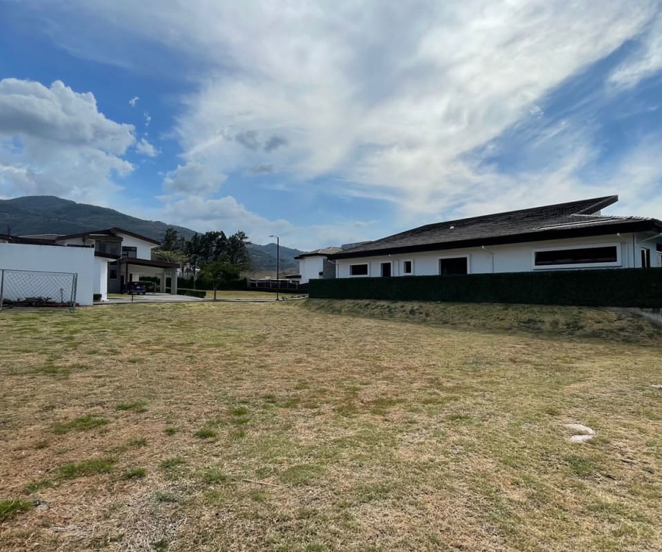 Lote a la venta a 1 minuto del PriceSmart de Santa Ana.