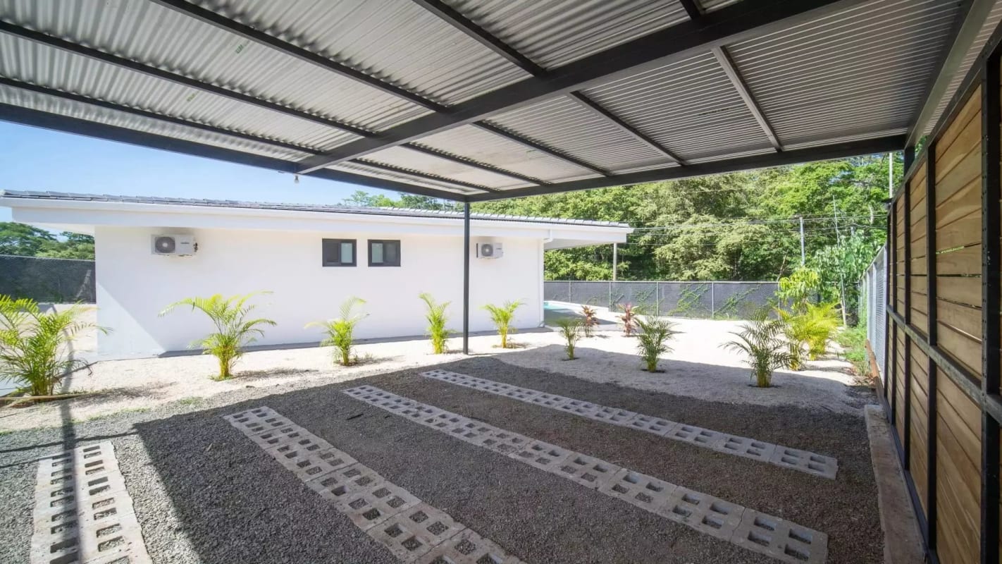 Villa moderna nueva, 3 hab. , 3 banos + piscina en Playa Grande