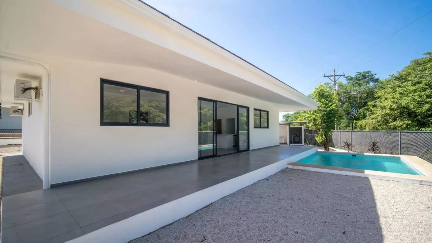 Villa moderna nueva, 3 hab. , 3 banos + piscina en Playa Grande
