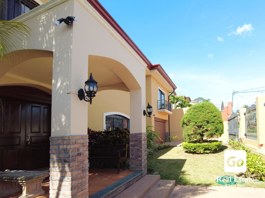 Houses in Granadilla For Sale House, Residencial Quintas Guayabos