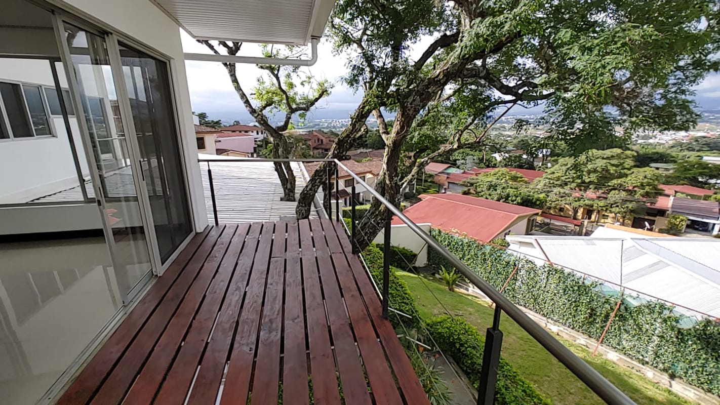 Alquiler o venta  amplia, hermosa  casa , patio y vista espectacular,Guachipelín, Escazú!!
