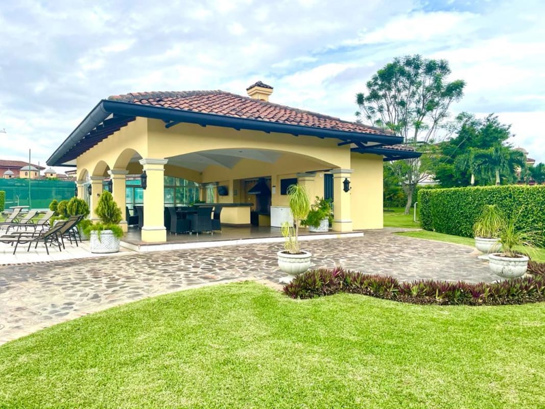 Alquiler de Linda y Moderna casa en Condominio, Belén-La Ribera.