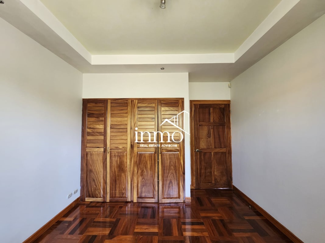 Casa de 4 hab + oficina Adjudicada a Banco en Bosque de Doña Rosa
