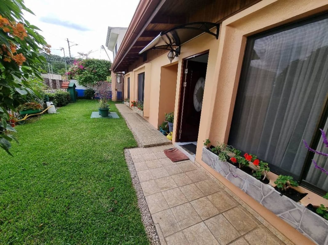 Houses in Escazú For Sale House for sale with large patio and garden, in guachipelín Escazú