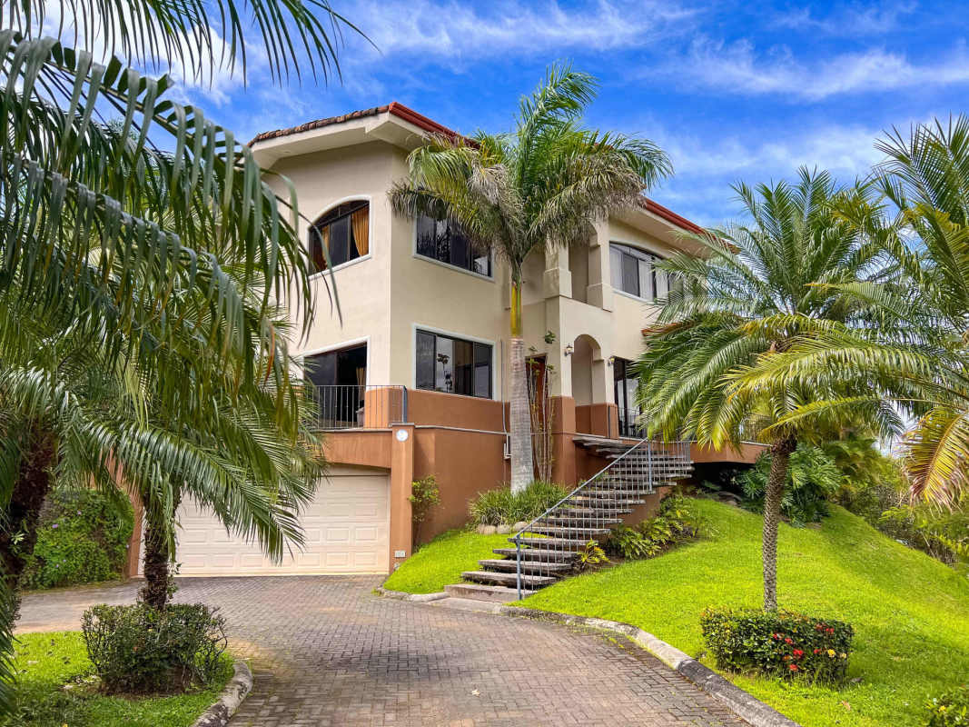 Houses in Colón For Sale House with private pool in Ciudad Colón