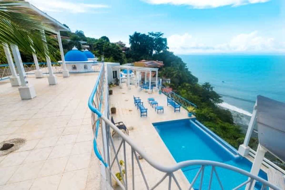 Beachfront Herradura venta GREEKSTYLE OCEANFRONT RESIDENCE in