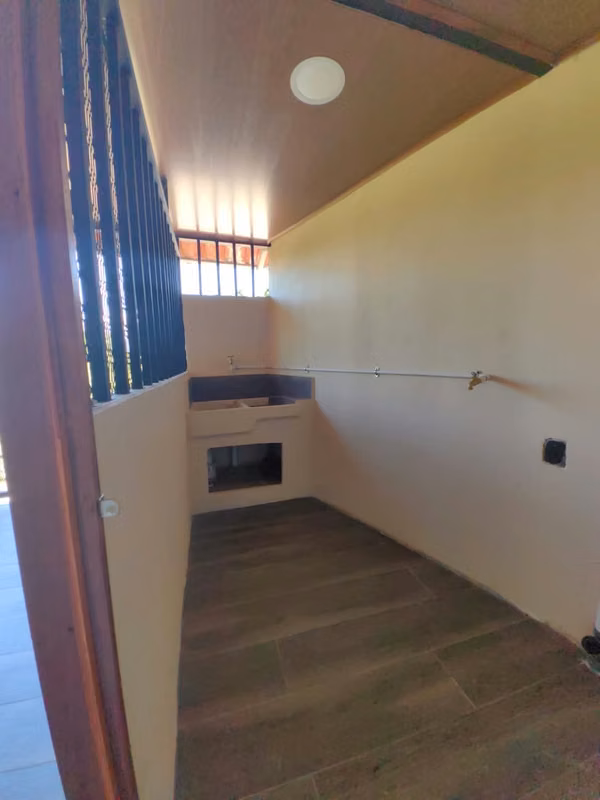 Casa estilo cabaña en Ciudad Colón, ideal para familias 5