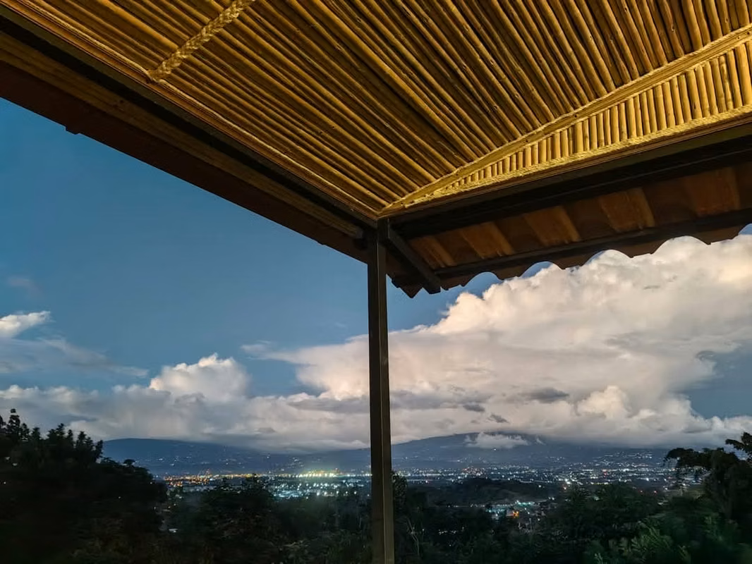 Casa estilo cabaña en Ciudad Colón, ideal para familias 8