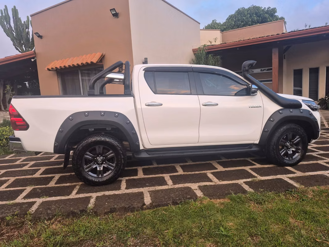 2023 Toyota Hilux - foto 3