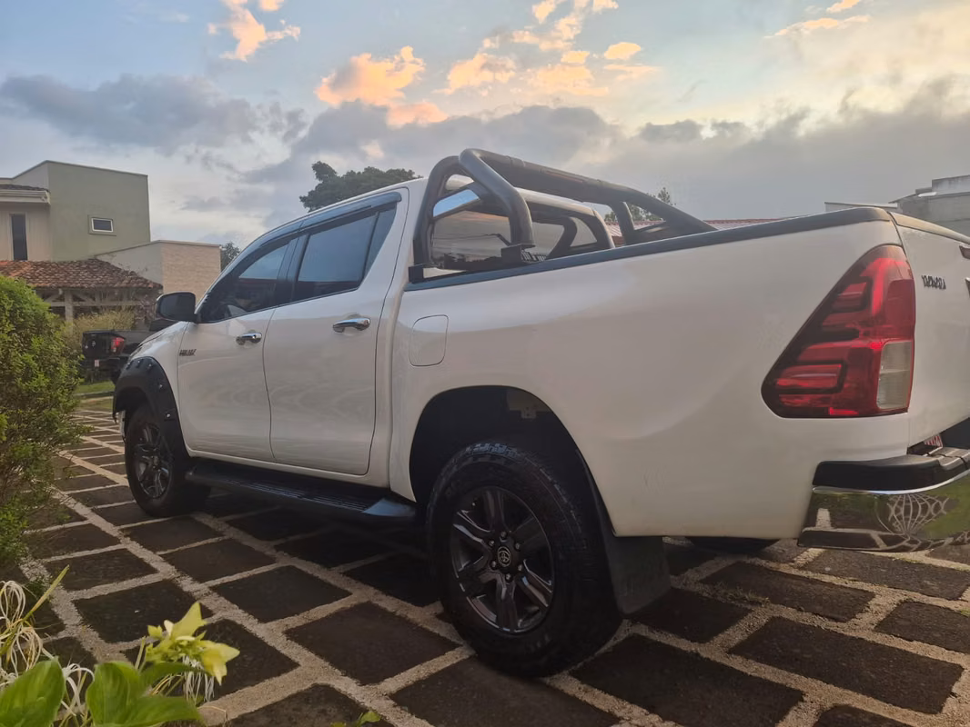 2023 Toyota Hilux - foto 4