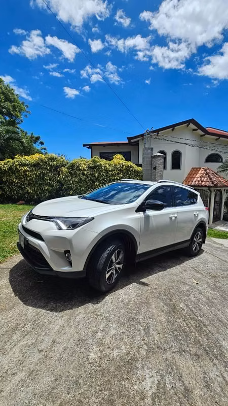 2017 Toyota RAV4 - foto 1