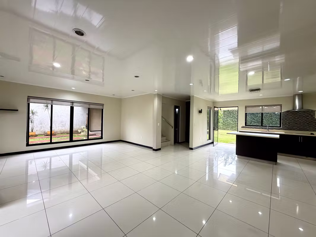 Amplia casa en San Isidro, Heredia, ideal para familias 11