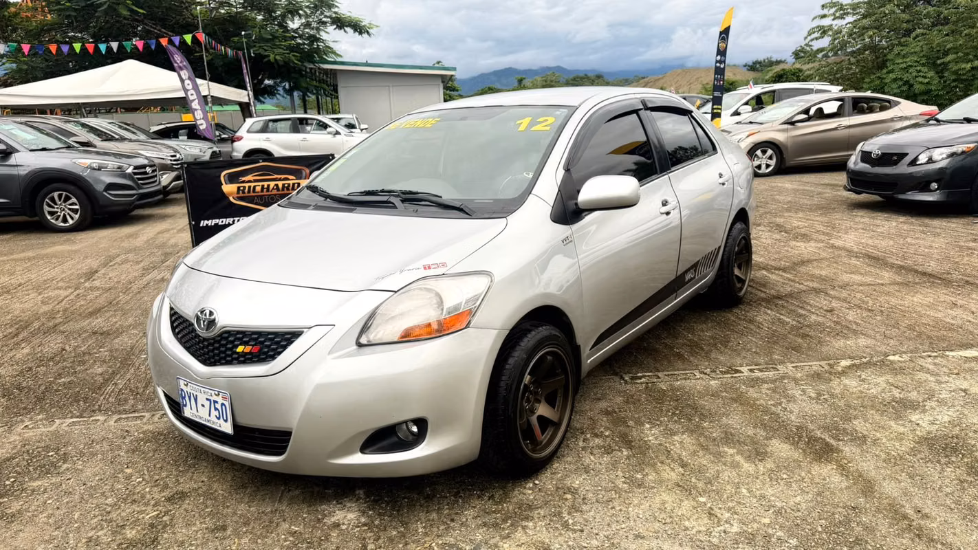 2012 Toyota Yaris - foto 1
