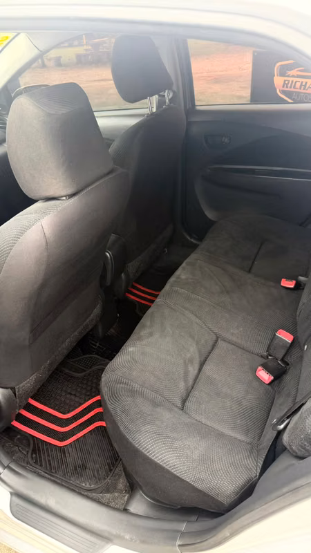 2012 Toyota Yaris - foto 2