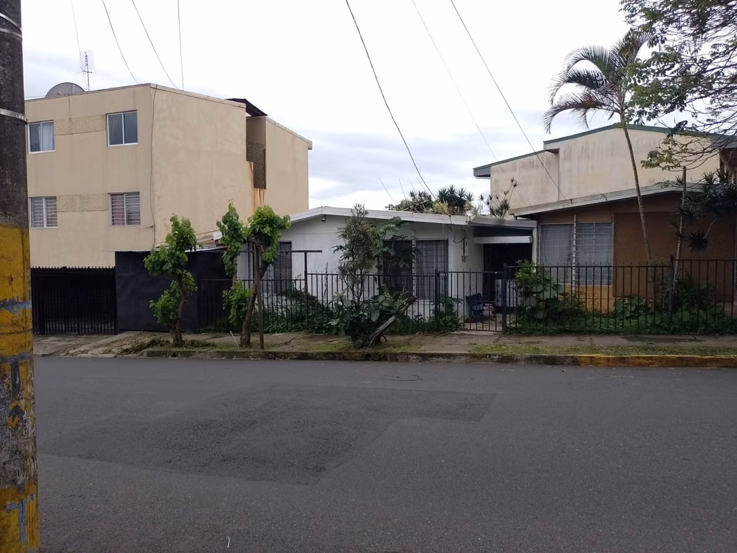 Casa para remodelar en La Granja, San Pedro | Terreno esquinero de 263 m²