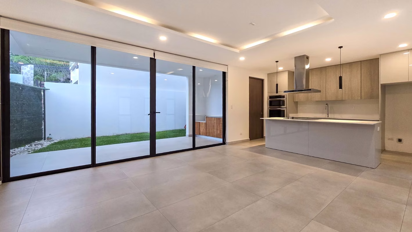 Alquiler de moderna y amplia casa en condominio ubicado en Santa Ana.