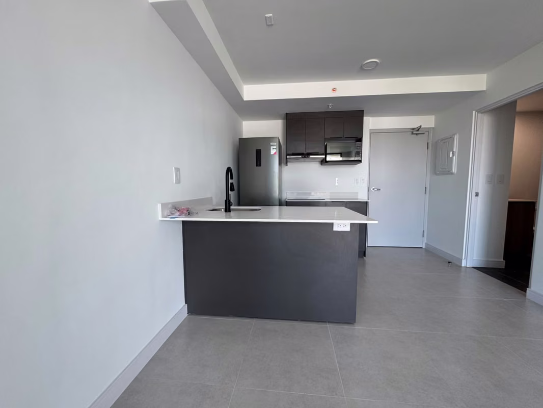 ¿Busca un apartamento nuevo, moderno y listo para mudarse? Esta oportunidad en la nueva torre de Sky Garden La Sabana lo tiene todo.
