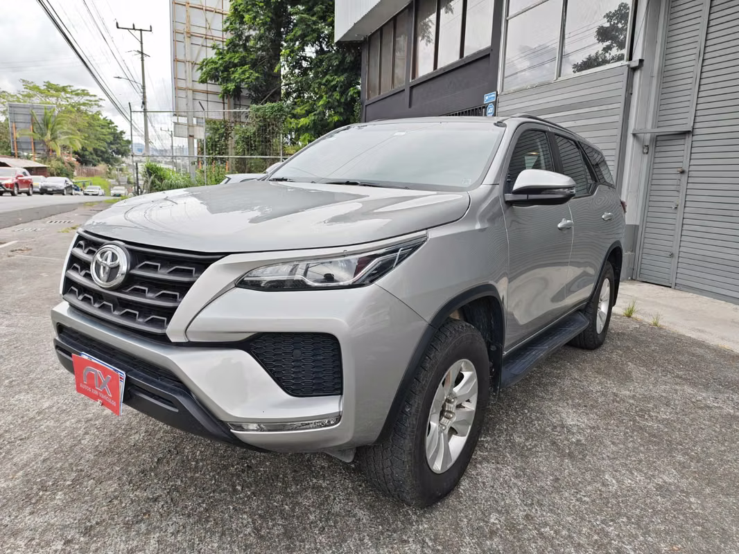 2024 Toyota Fortuner - foto 1