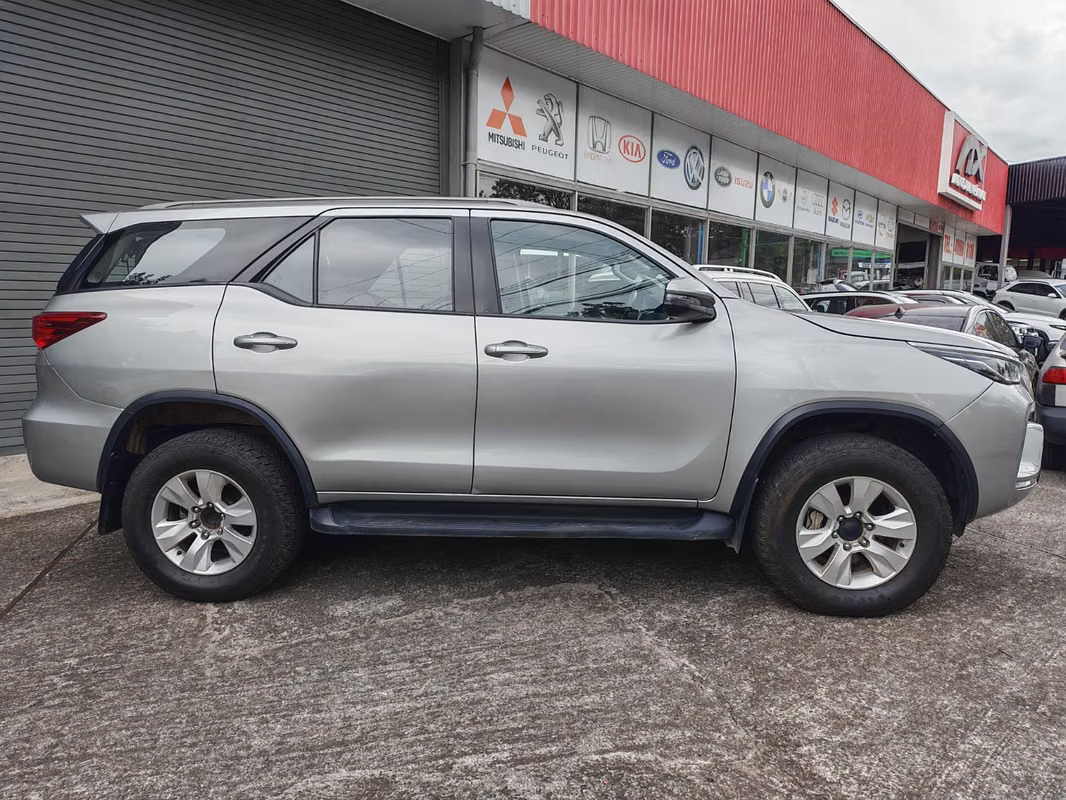 2024 Toyota Fortuner - foto 4