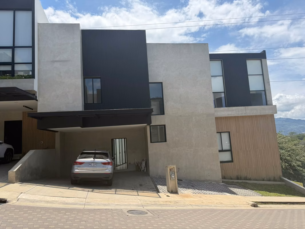Estrene una moderna casa de 3 habitaciones en Condominio NAIA, Guachipelín de Escazú, una de las zonas ...