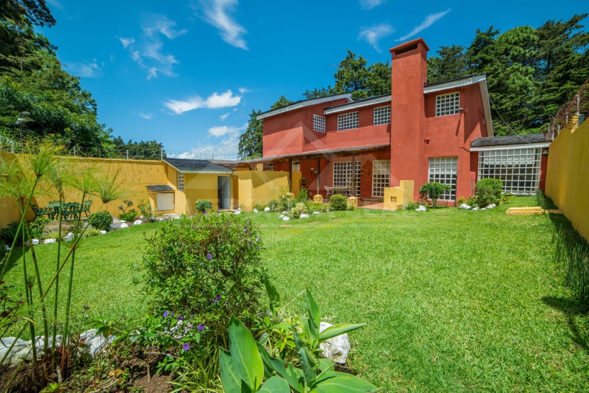 Houses in Fraijanes For Sale km 25 por colegio village cercano a