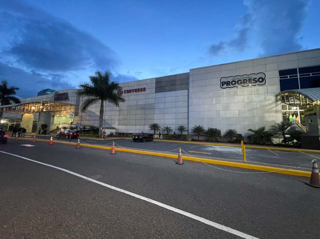 Commercial space for sale in Zona 11 with 1500 m2 and 10 rooms for USD 3500000.00 price