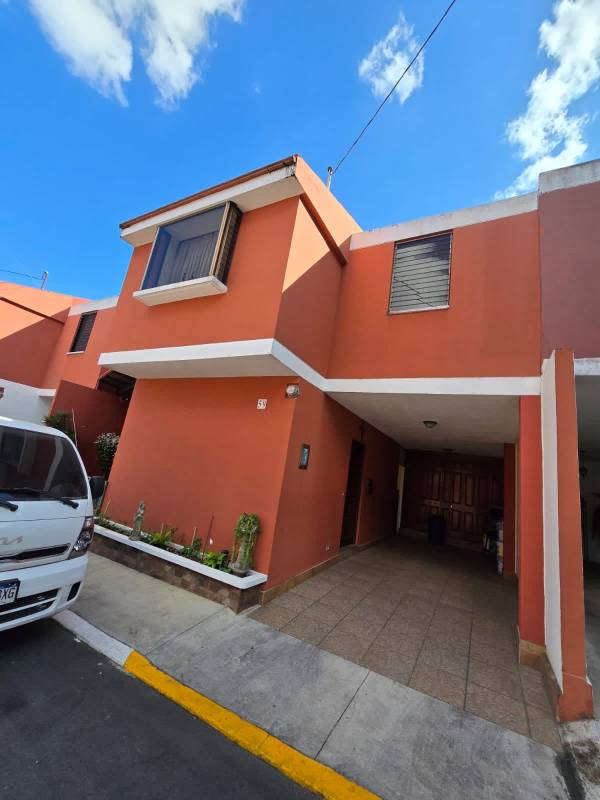 Casa en venta cerca de la UMG, El Zapote zona 2 bajo de precio $264,500 | 4 Recamaras por 264500.00 
