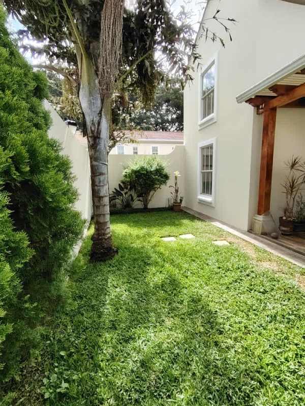 Venta de casa en Condado Naranjo San Daniel,  Zona 04 de Mixco con terreno extra | 4 Recamaras por 5