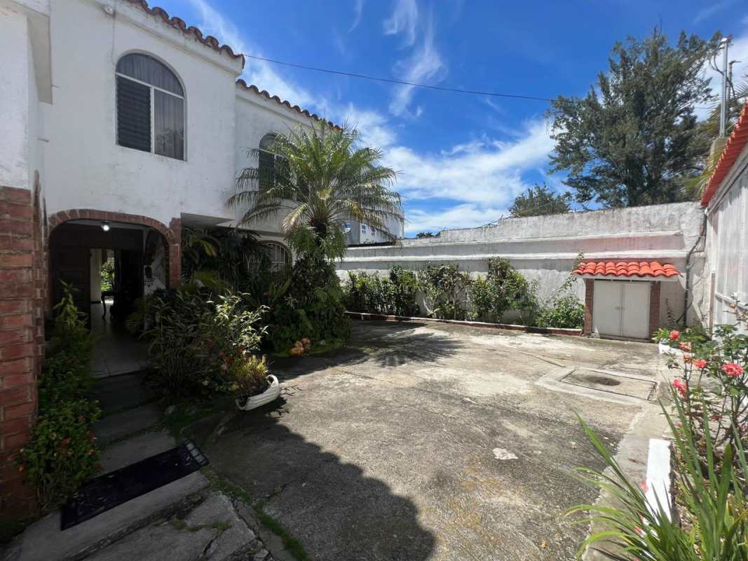 VENDO CASA GRANDE A POCOS METROS DE LA ROOSEVELT | 4 Recamaras por 3500000.00 en Zona 2