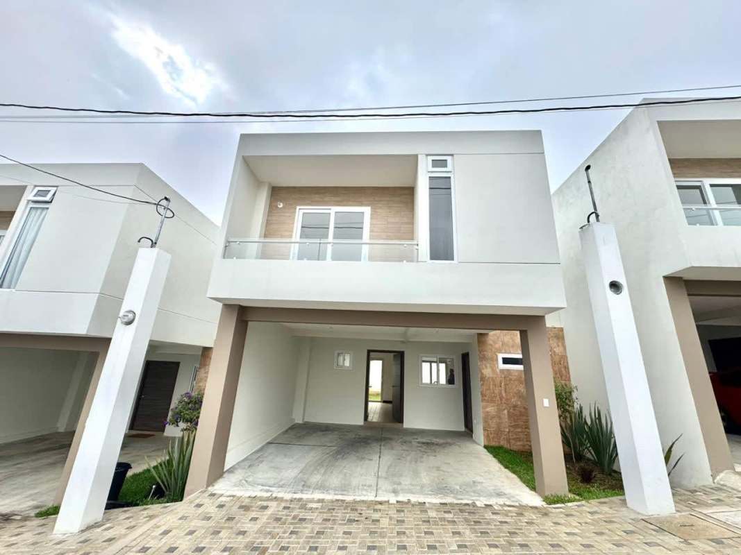 VENDO CASA EN BOSQUES DE SANTA ELENA CON BALCON Y TERRAZA KM.26 CAES | 3 Recamaras por 1039000.00 en