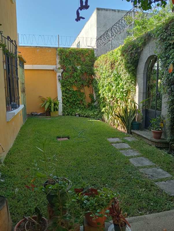LINDA CASA EN VENTA B1 CIUDAD SAN CRISTOBAL | 3 Recamaras por 265000.00 en Zona 8