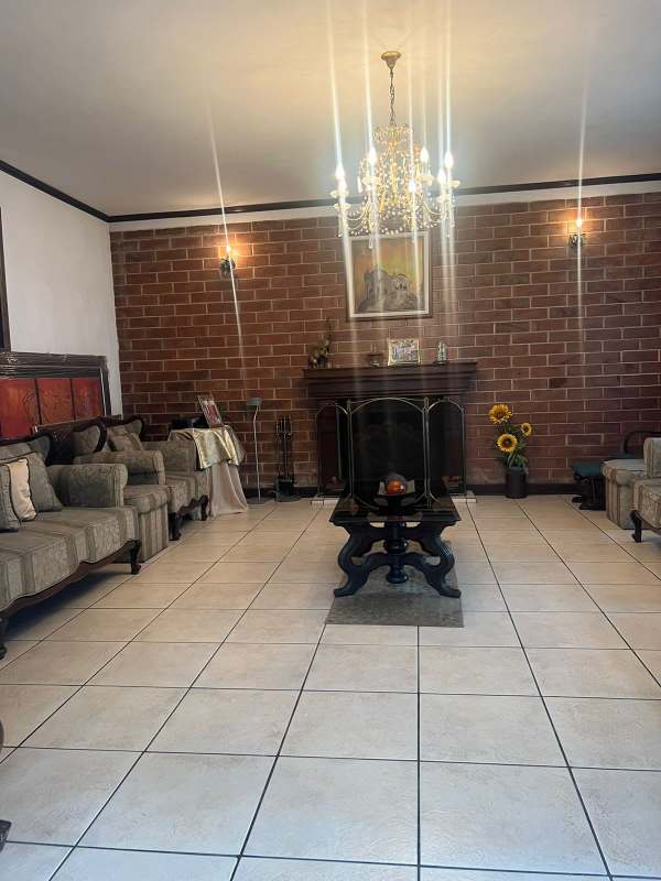 VENDO AMPLIA CASA A POCOS METROS DE LA ROOSEVELT ZONA 2 DE MIXCO | 4 Recamaras por 3500000.00 en Zon