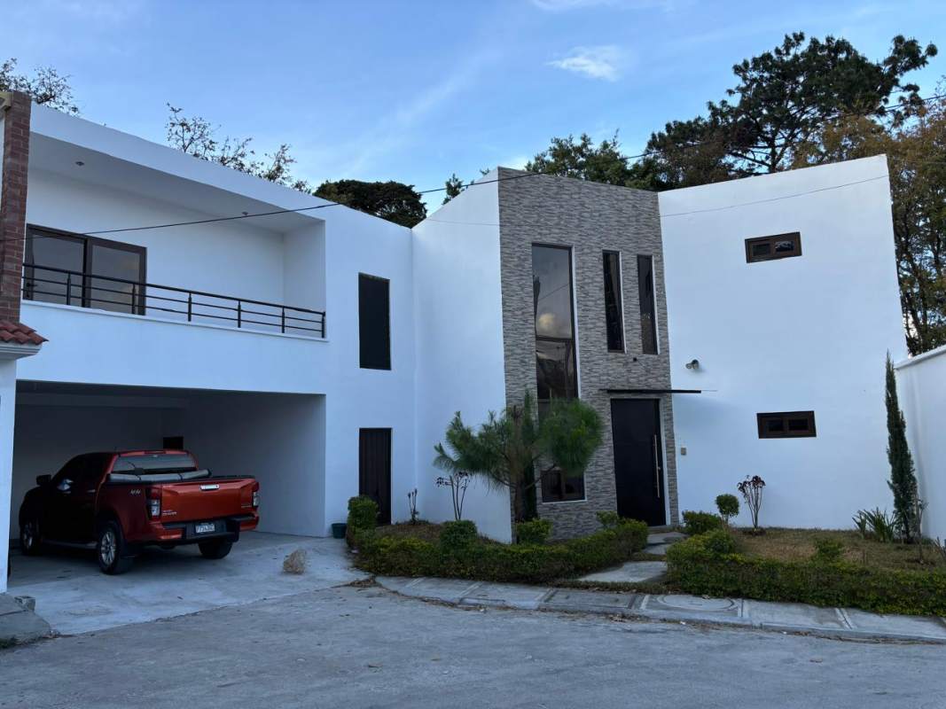 Vendo hermosa casa en zona 1 de Mixco (entrada a San Cristobal) | 3 Recamaras por 2700000.00 en Zona