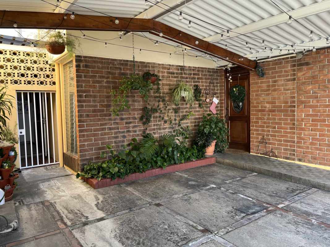 Casa en Venta al lado de Cejusa, Zona 11 | 5 Recamaras por 2580000.00 en Zona 11