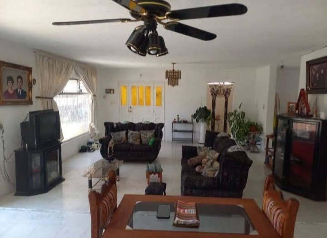 En Venta Lujosa Casa en San Cristobal (dentro de Garita) | 5 Recamaras por 2500000.00 en Zona 8