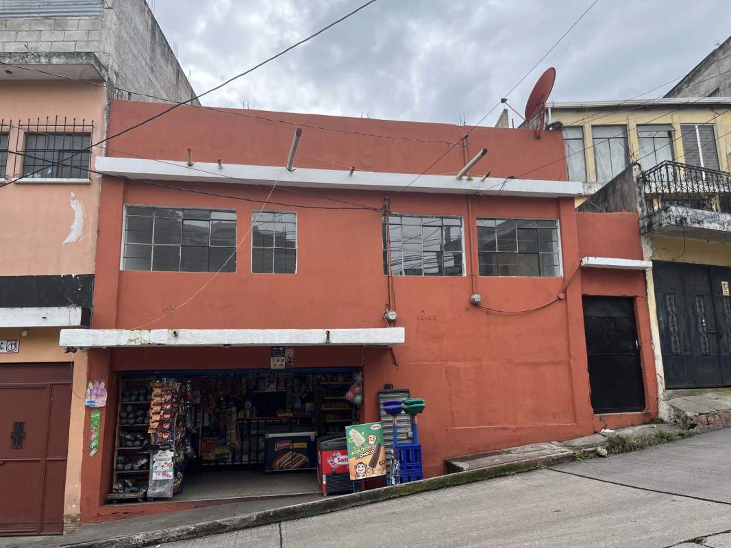 Casa con local y 2 apartamentos en Boulevard de Mixco | 4 Recamaras por 1700000.00 en Zona 1