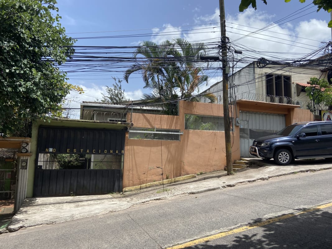 Casa en Venta en Loma Linda Norte | 7 Recamaras por  en Tegucigalpa