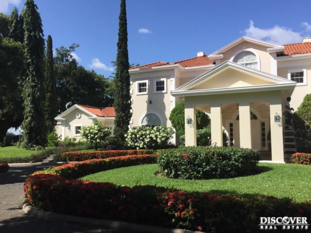 Houses in Villa Fontana | For Sale | House for Sale in Villa Fontana  ID12472 : 6 rooms, 1000 m2, USD 