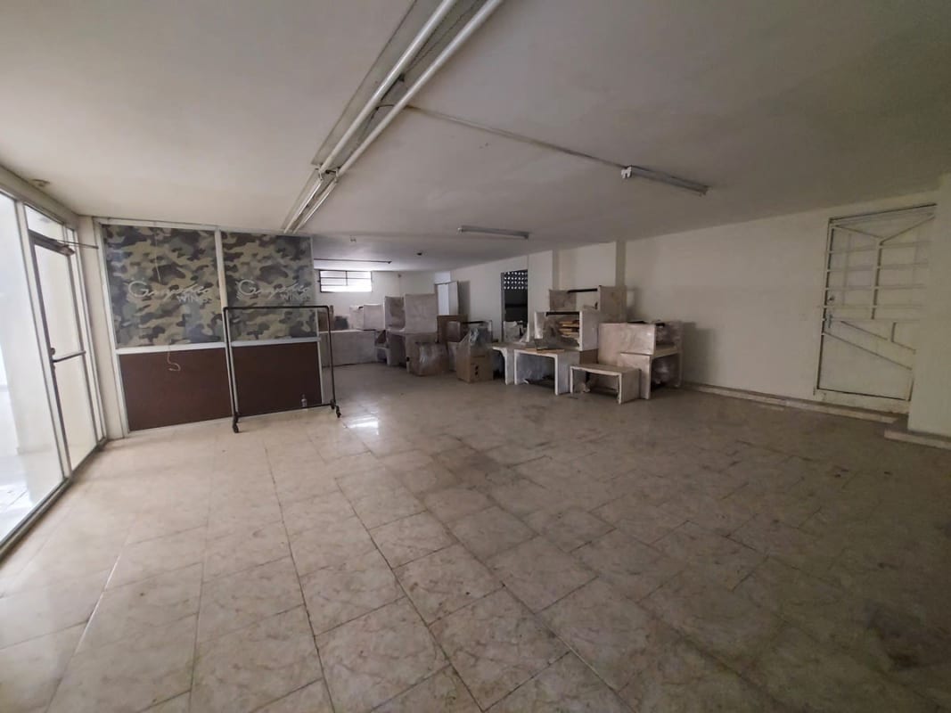 VENDEDOR MUY MOTIVADO - Local Comercial en Parque Lefevre en Venta